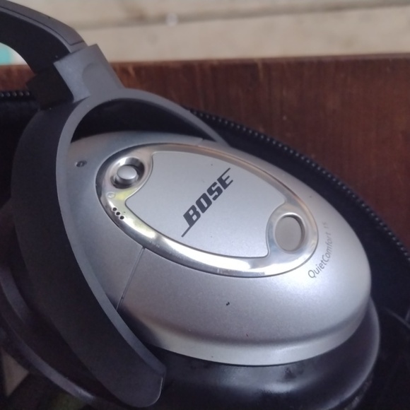 Bose Black and Silver QC15 Headphones with Case& Accessories NEW - Picture 2 of 6